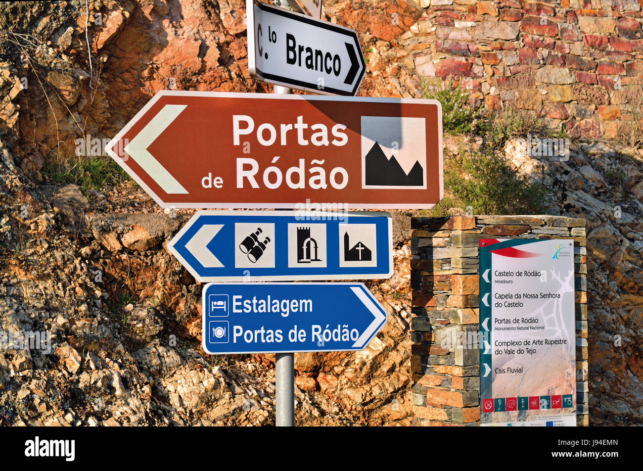 Portugal : signal indiquant la direction de la rue Portas de Rodao, une rivière naturelle passage du Tage avec de hautes falaises et rochers latéral Banque D'Images