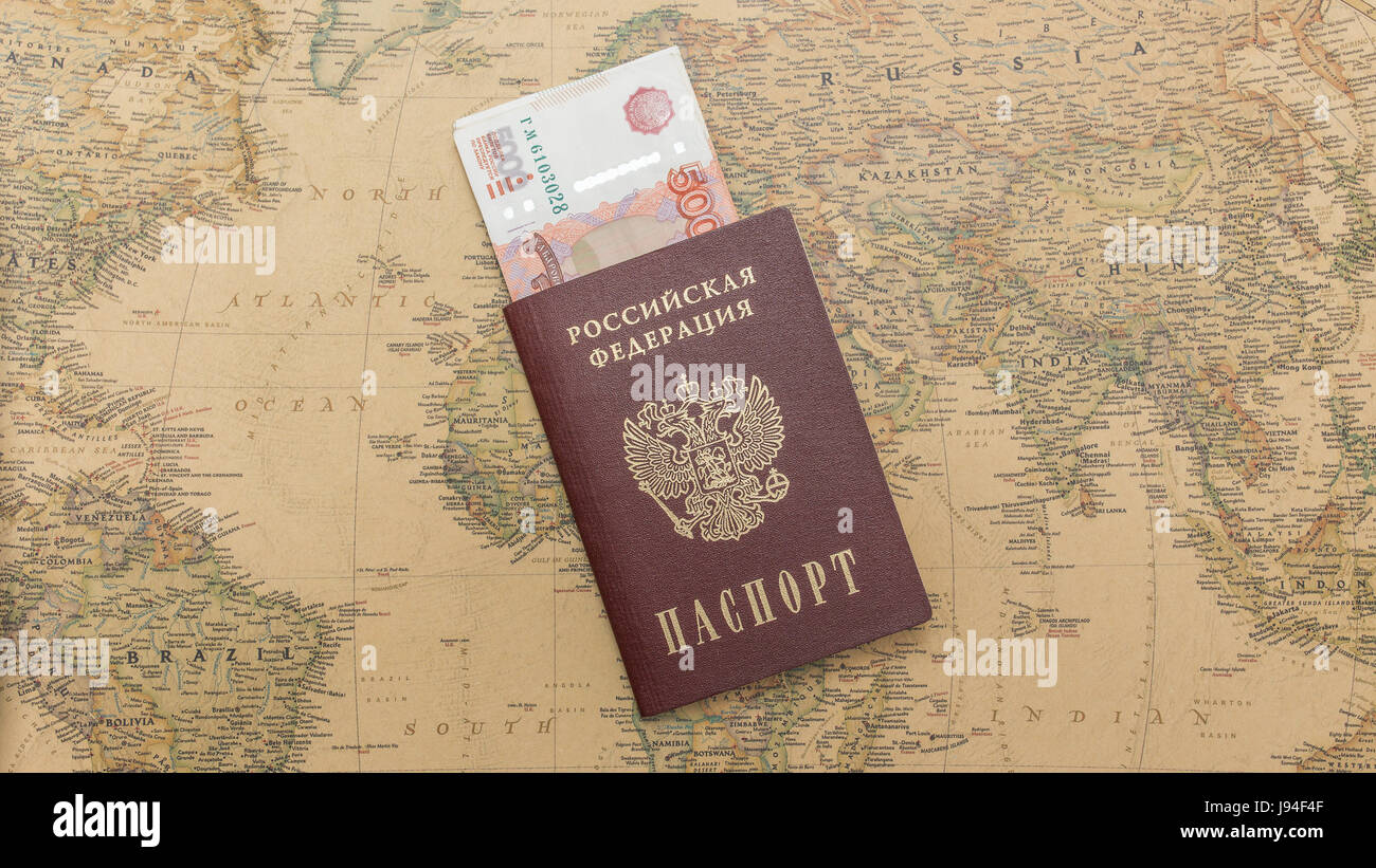 Passeport russe avec de l'argent à l'intérieur sur la carte du monde close up Photo Stock Alamy