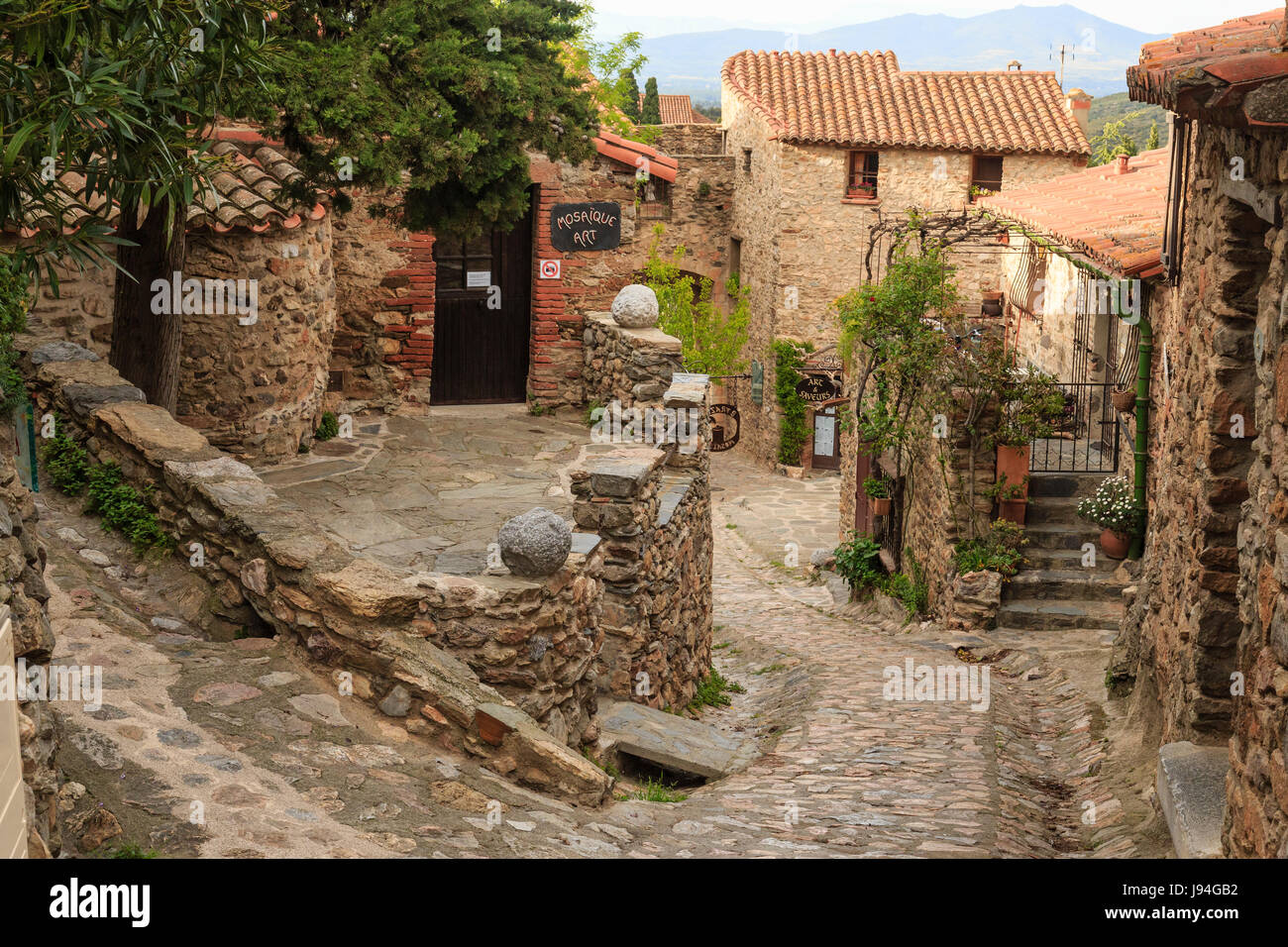 France, Pyrénées Orientales, Castelnou, étiqueté Les Plus Beaux Villages de France (le plus beau village de France), rue du village Banque D'Images