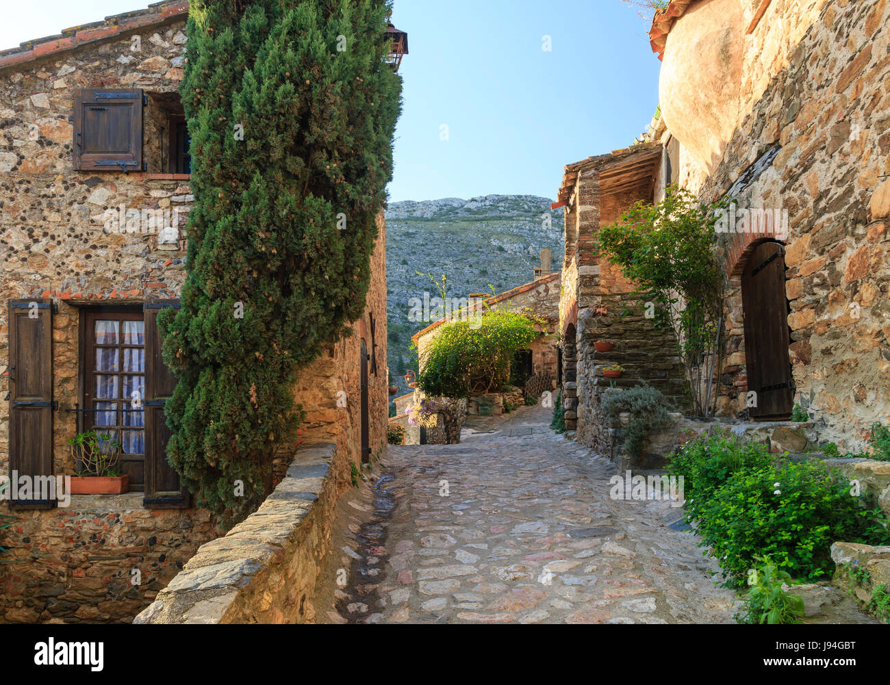 France, Pyrénées Orientales, Castelnou, étiqueté Les Plus Beaux Villages de France (le plus beau village de France), rue du village Banque D'Images