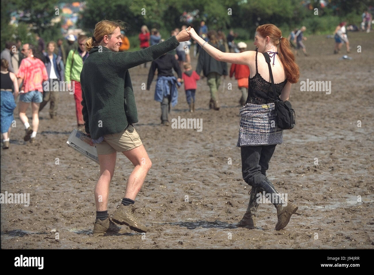 Glastonbury Festival 1998, l'une des pires années pour la boue, où les participants du festival est allé se baigner dans la boue entre regarder de la musique live. Le festival annuel attire jusqu'à 175 000 personnes à Digne ferme où ils peuvent regarder des spectacles de musique sur de nombreuses étapes, y compris la pyramide. Banque D'Images