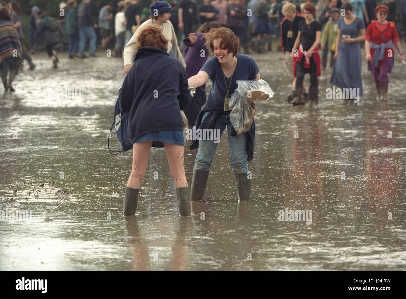 Glastonbury Festival 1998, l'une des pires années pour la boue, où les participants du festival est allé se baigner dans la boue entre regarder de la musique live. Le festival annuel attire jusqu'à 175 000 personnes à Digne ferme où ils peuvent regarder des spectacles de musique sur de nombreuses étapes, y compris la pyramide. Banque D'Images