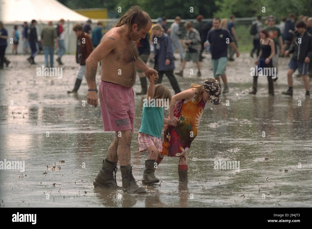 Glastonbury Festival 1998, l'une des pires années pour la boue, où les participants du festival est allé se baigner dans la boue entre regarder de la musique live. Le festival annuel attire jusqu'à 175 000 personnes à Digne ferme où ils peuvent regarder des spectacles de musique sur de nombreuses étapes, y compris la pyramide. Banque D'Images