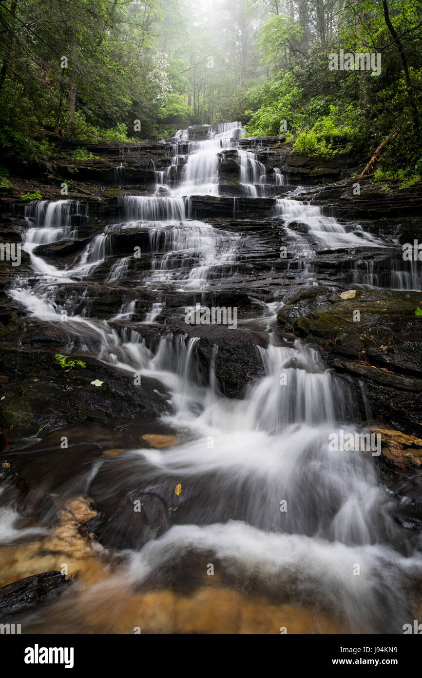 Chutes de minnehaha sont sur falls entre la direction générale de son cours supérieur sur l'établissement de Stony Mountain et où il se jette dans le lac rabun. Ils sont à environ 100 m de hauteur, et sans doute la plus belle cascade de la Géorgie du nord. Il est facilement accessible de Bear Lake rabun gap road près de la ville de lakemont. Une des fonctionnalités intéressantes de minnehaha est le lit de quartz au pied des chutes. Banque D'Images