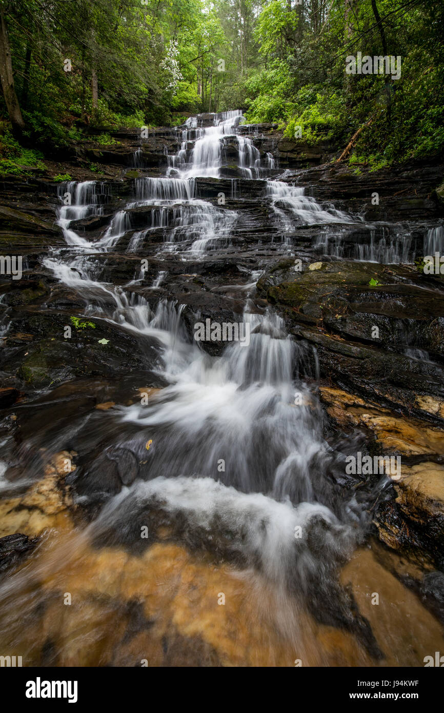 Chutes de minnehaha sont sur falls entre la direction générale de son cours supérieur sur l'établissement de Stony Mountain et où il se jette dans le lac rabun. Ils sont à environ 100 m de hauteur, et sans doute la plus belle cascade de la Géorgie du nord. Il est facilement accessible de Bear Lake rabun gap road près de la ville de lakemont. Une des fonctionnalités intéressantes de minnehaha est le lit de quartz au pied des chutes. Banque D'Images