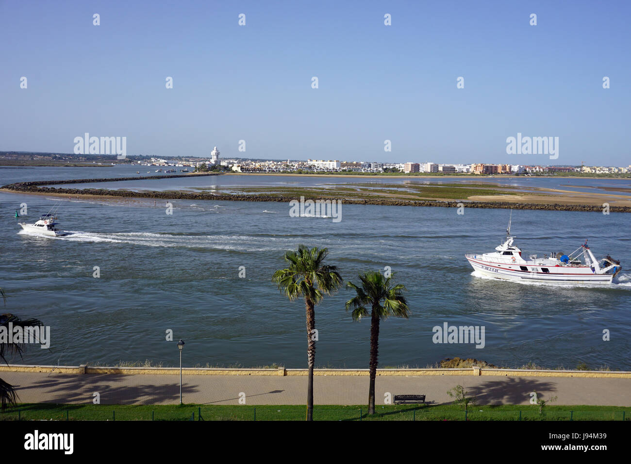 Bateau de pêche mer Isla de Canela Costa del la Luz Espagne dans l'estuaire de la rivière Port de retour avec leur prise Banque D'Images