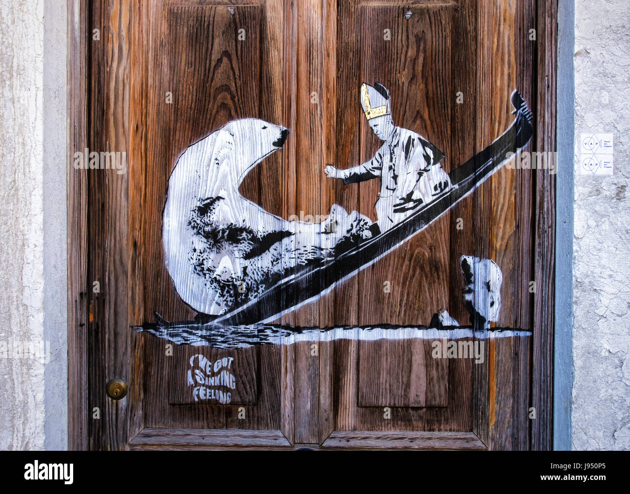 L'Italie, Venise, CastelloAmusing street art sur bois patiné porte de maison vénitienne, le Pape et l'ours en bateau.J'ai un sentiment de descente Banque D'Images