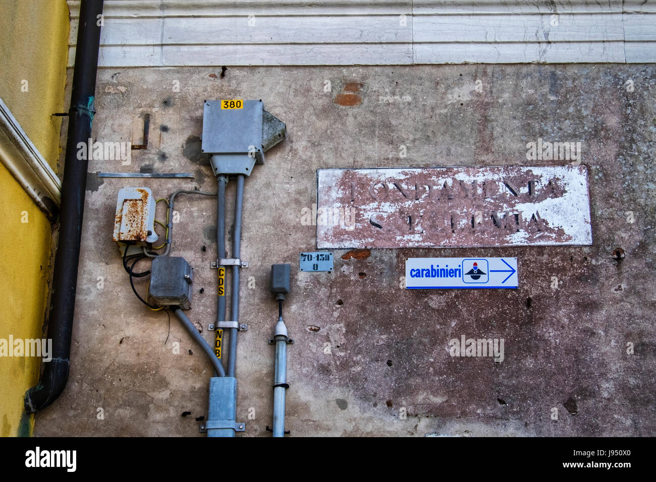 ,Venise Giudecca. Vieux fantôme street enseigne, d'une mise en scène de Carabiniers et câblage électrique sur coin de rue Banque D'Images
