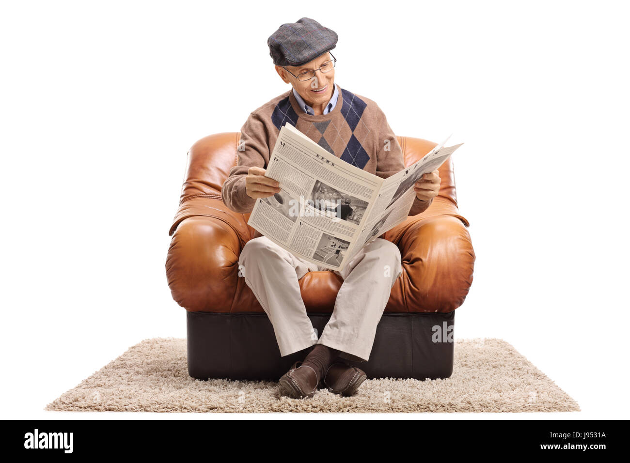 Un homme âgé assis dans un fauteuil et lit un journal isolé sur fond blanc Banque D'Images