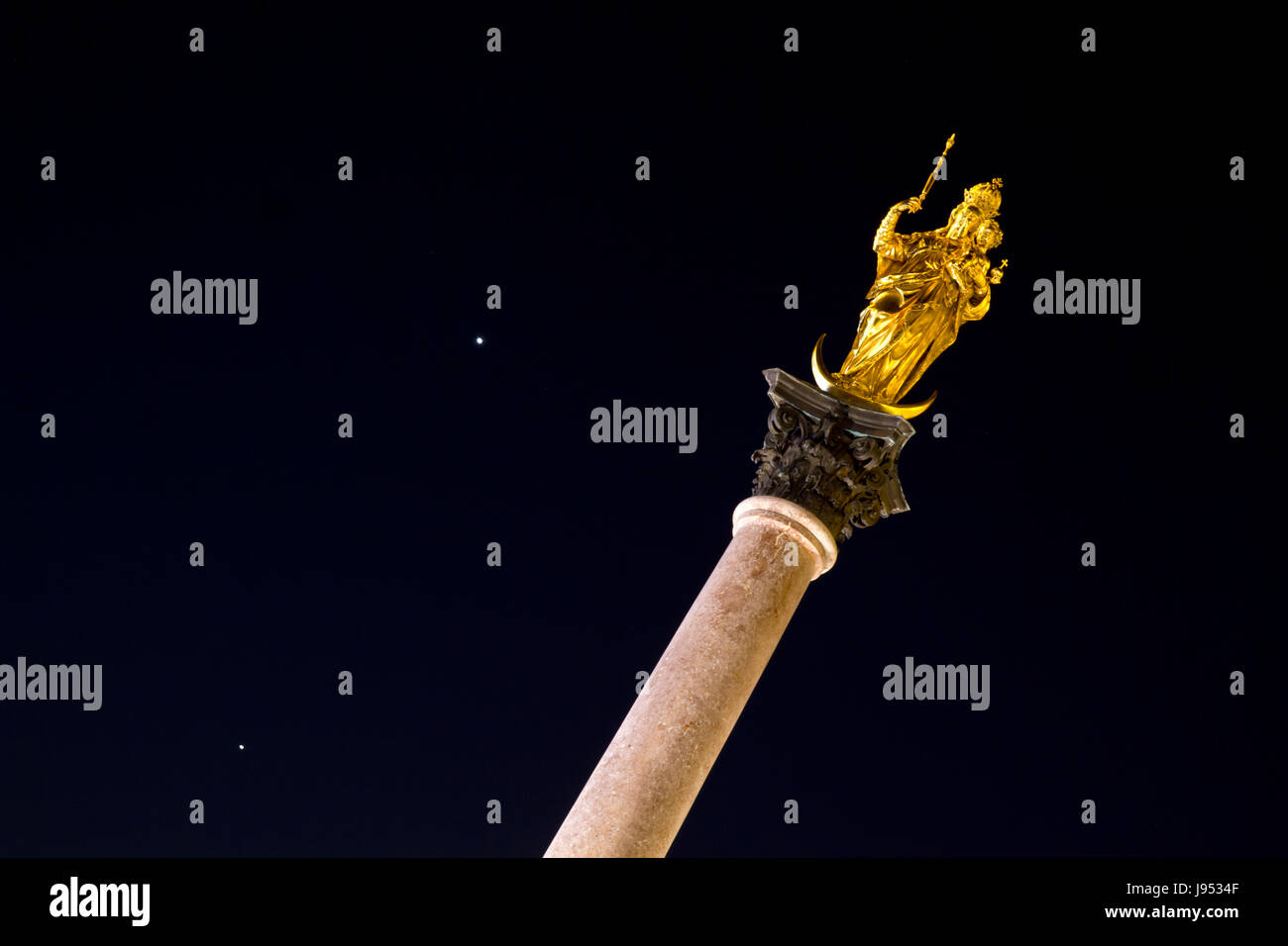 Colonne mariale avec la figure de Marie dans la nuit de Munich Banque D'Images
