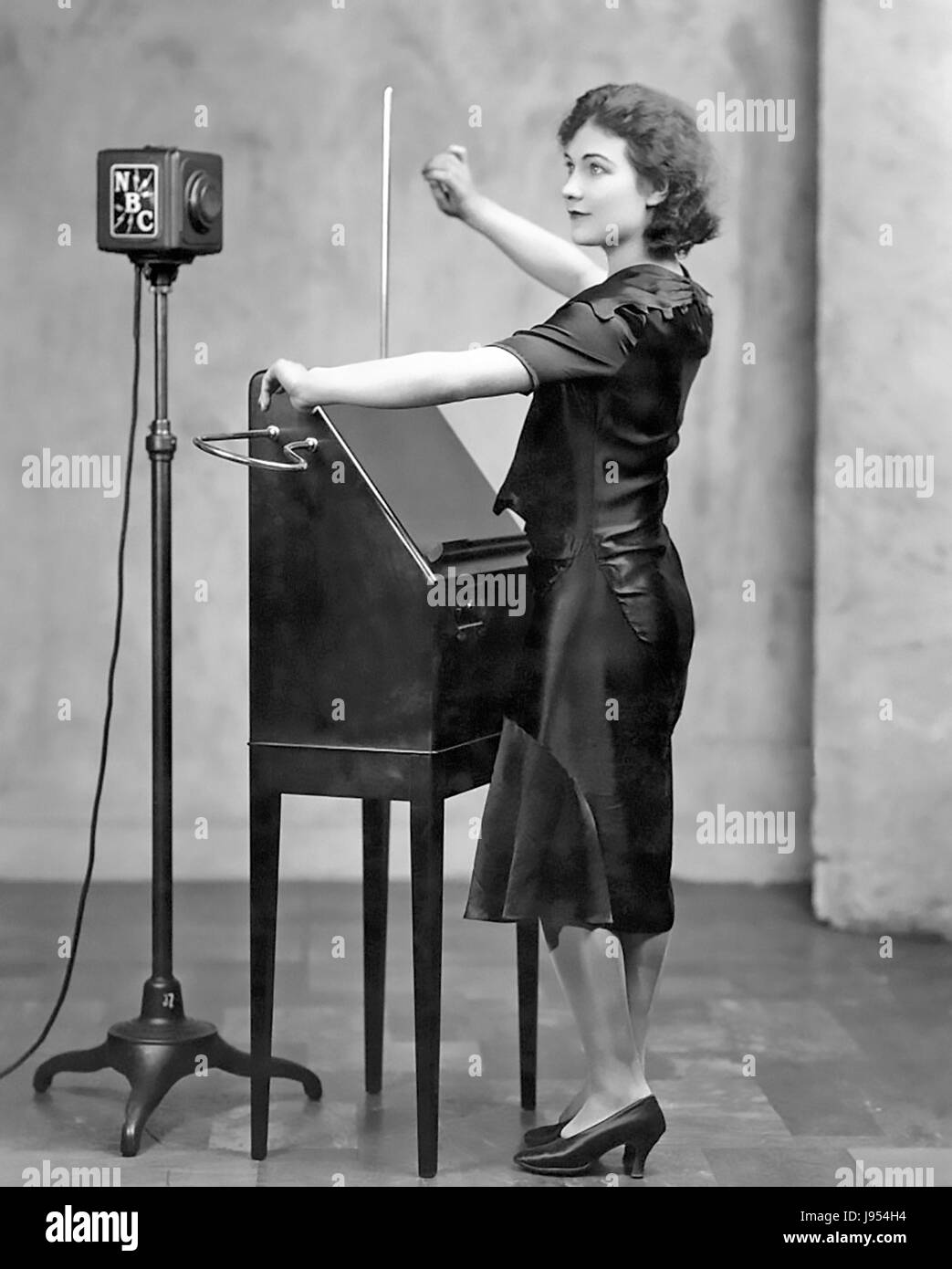 THERAMIN instrument électronique joué par Alexandra Stepanoff sur Radio NBC en juillet 1930. Elle a été enseigné par l'inventeur russe Leon Theremin. Banque D'Images