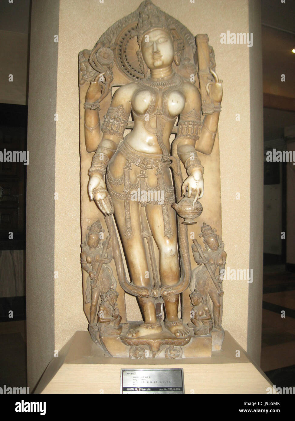 Le Musée national de New Delhi abrite une vaste collection d'artefacts, mettant en valeur la riche histoire culturelle de l'Inde. Ses expositions couvrent plusieurs périodes, y compris l'Inde ancienne, médiévale et moderne, représentant diverses formes d'art, textiles, sculptures et objets historiques. Banque D'Images