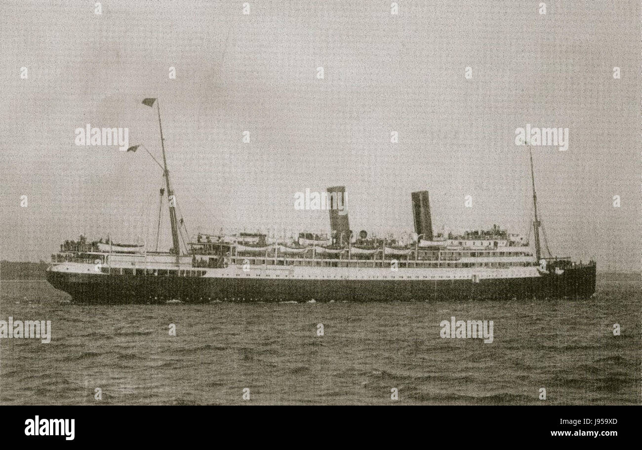 Le SS Heliopolis, un navire à passagers, est montré emballé de voyageurs, démontrant la nature occupée du transport maritime et les conditions d'encombrement du navire pendant son voyage. Banque D'Images