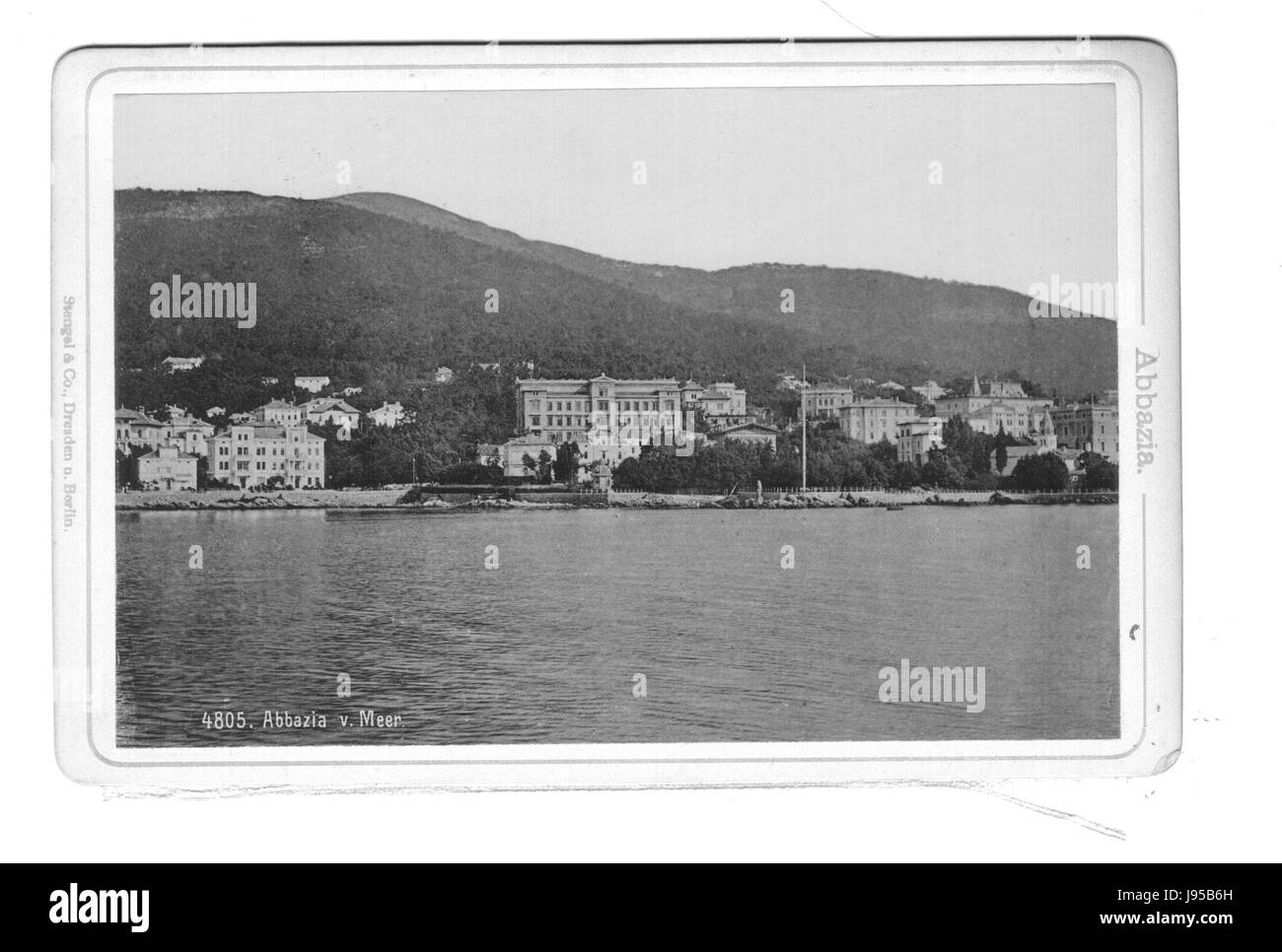 AbbÃ¡zia, aujourd'hui connue sous le nom d'Opatija, est une ville côtière de Croatie. Elle est devenue une destination touristique populaire au XIXe siècle, connue pour ses paysages pittoresques, son architecture historique et ses vues sur la mer Adriatique. Il reste un lieu touristique de premier plan avec une importance culturelle. Banque D'Images