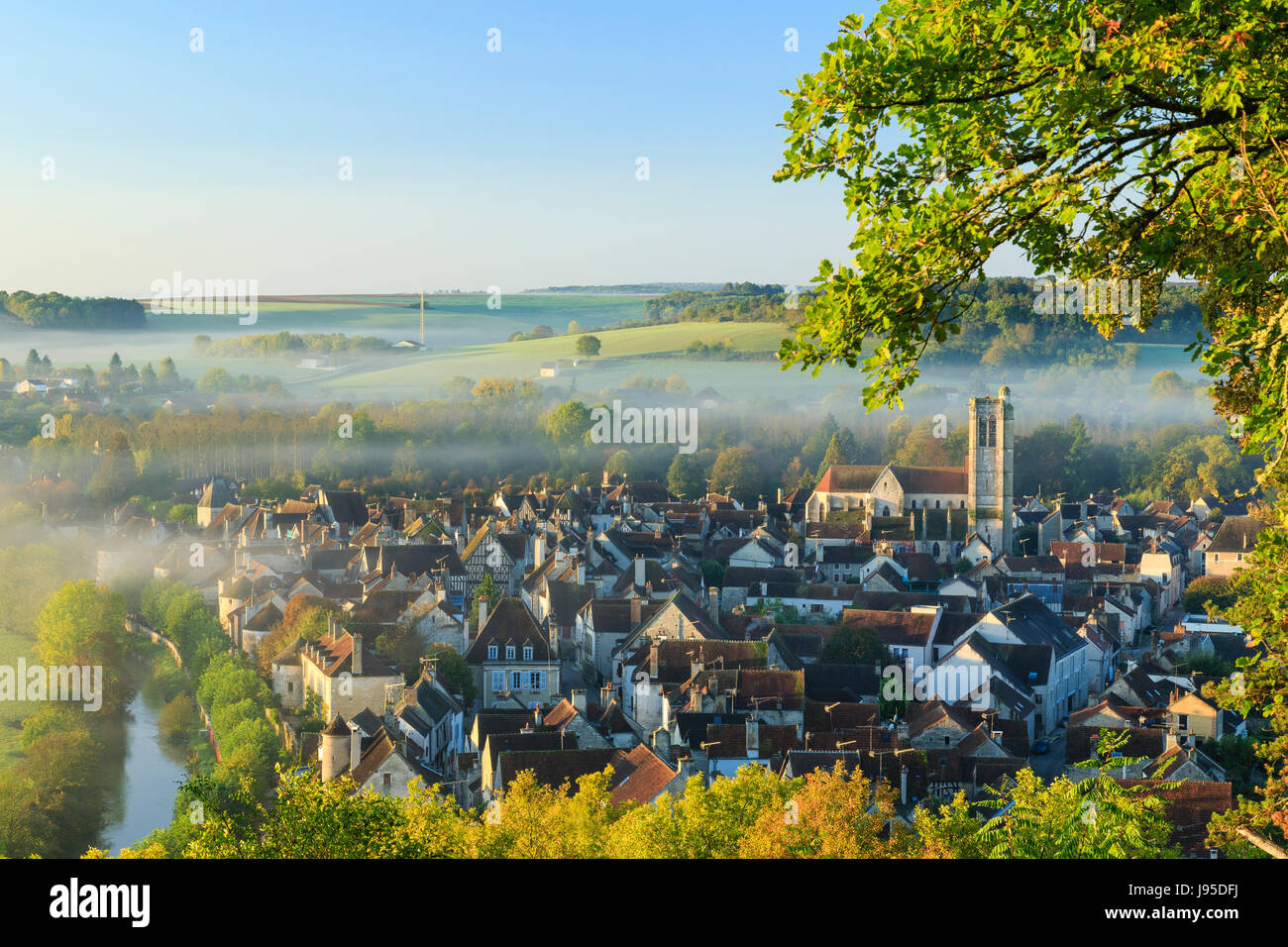 La France, l'Yonne, noyers ou Noyers sur Serein, étiqueté Les Plus Beaux Villages de France (Les Plus Beaux Villages de France) dans la matinée Banque D'Images