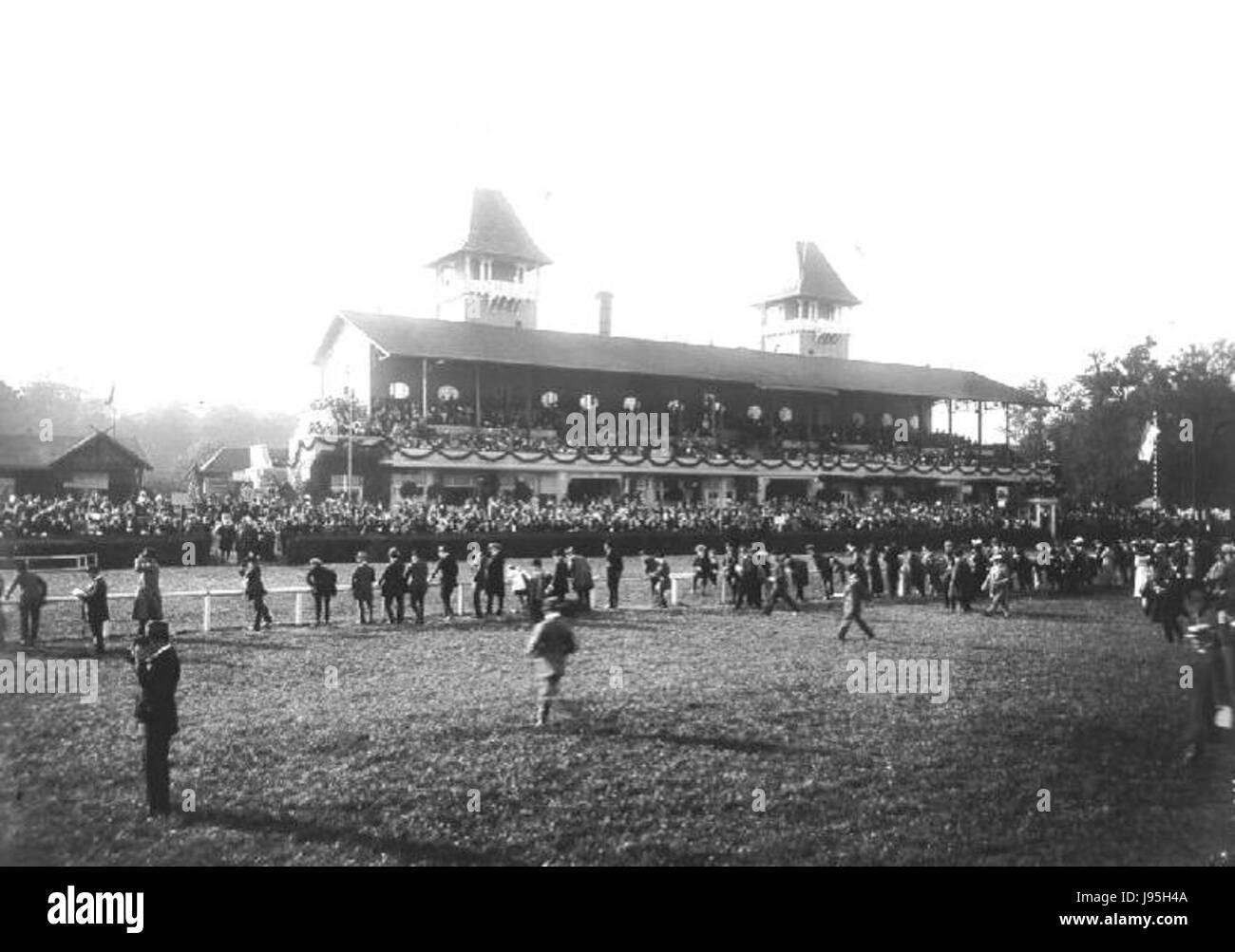 Cette photographie capture l'hippodrome de Rennbahn Leipzig en 1907, montrant son importance dans les courses hippiques allemandes du début du XXe siècle et l'importance culturelle des hippodromes dans les sports européens. Banque D'Images Cette photographie capture l'hippodrome de Rennbahn Leipzig en 1907, montrant son importance dans les courses hippiques allemandes du début du XXe siècle et l'importance culturelle des hippodromes dans les sports européens. Banque D'Images