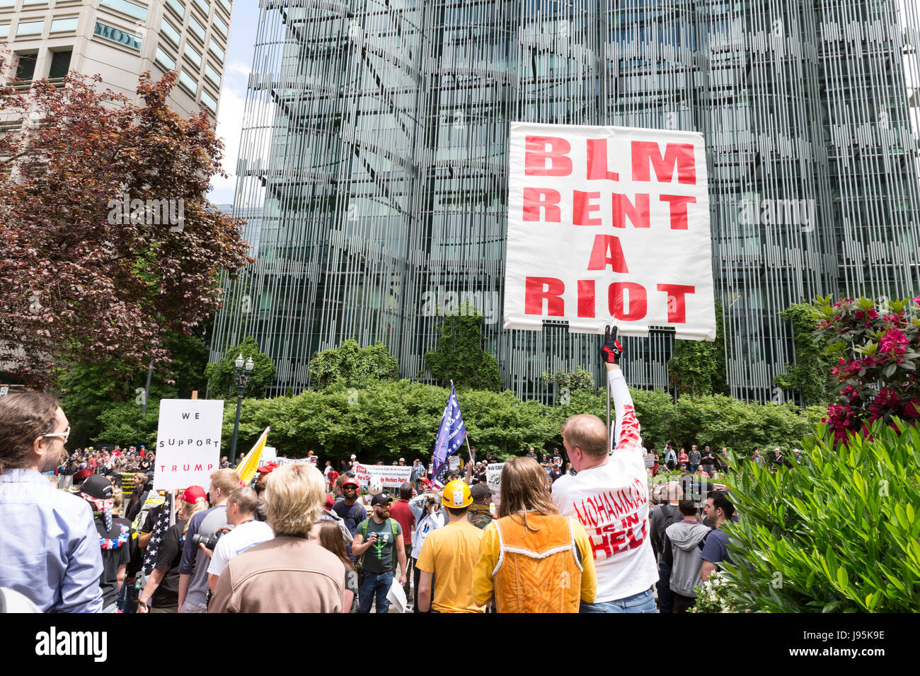Portland, États-Unis. 04 Juin, 2017. Portland, Oregon : partisans à l'emporter sur la liberté d'expression Rally Portland. Organisé par Joey Gibson, un chef de groupe de prière le Patriot, le rallye dans le centre-ville de Portland nationaliste de droite en vedette Kyle Chapman et haut-parleurs à l'appui de la liberté de parole et président Trump. Crédit : Paul Gordon/Alamy Live News Banque D'Images