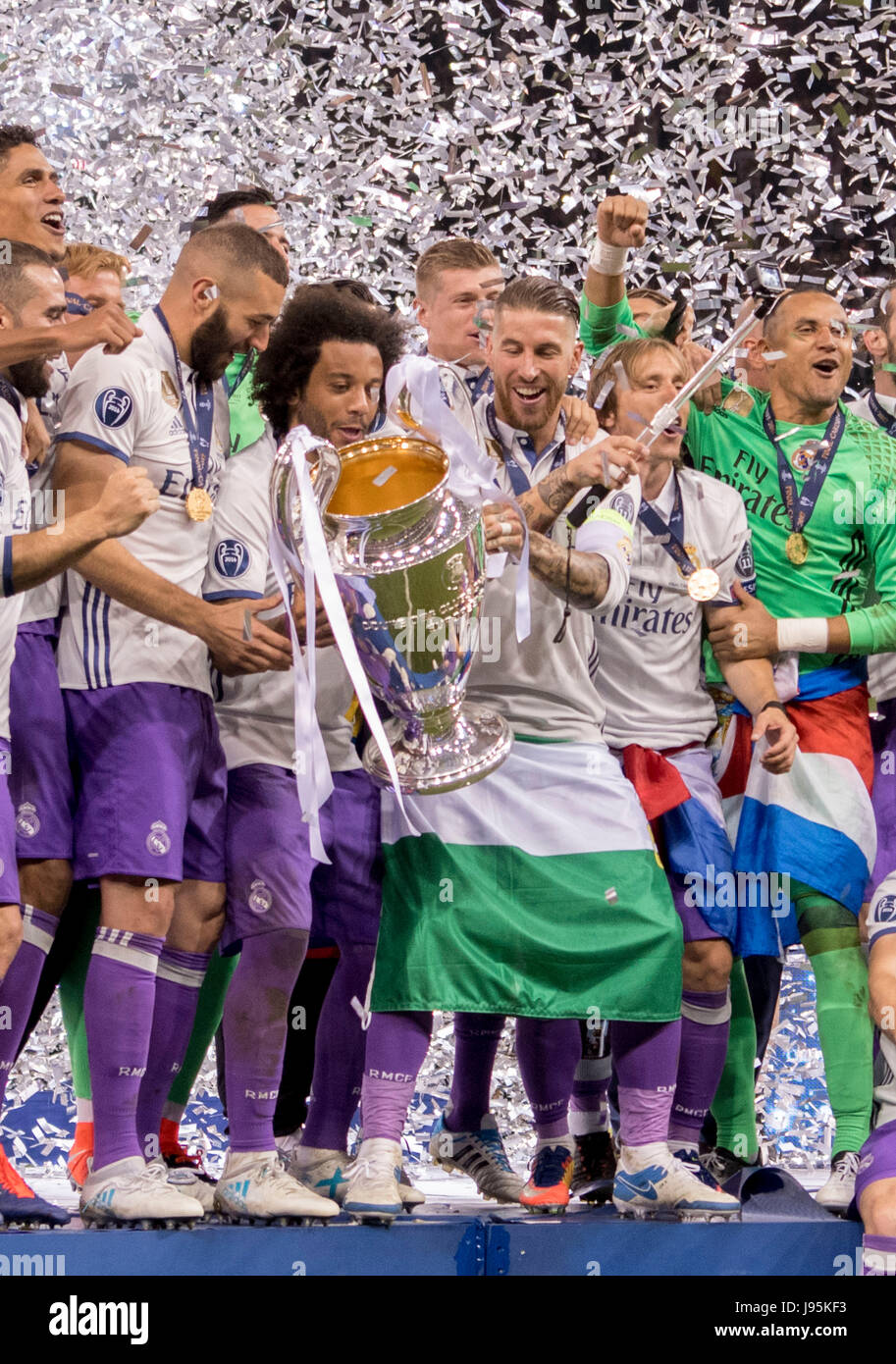 Cardiff, Pays de Galles. 3 juin, 2017. Groupe de l'équipe du Real Madrid Football/soccer : Karim Benzema du Real Madrid, Marcelo et Sergio Ramos tenant un bâton selfies célébrer avec le trophée après avoir remporté le match final de la Ligue des Champions entre la Juventus 1-4 Real Madrid au Millennium Stadium de Cardiff, au Pays de Galles . Credit : Maurizio Borsari/AFLO/Alamy Live News Banque D'Images