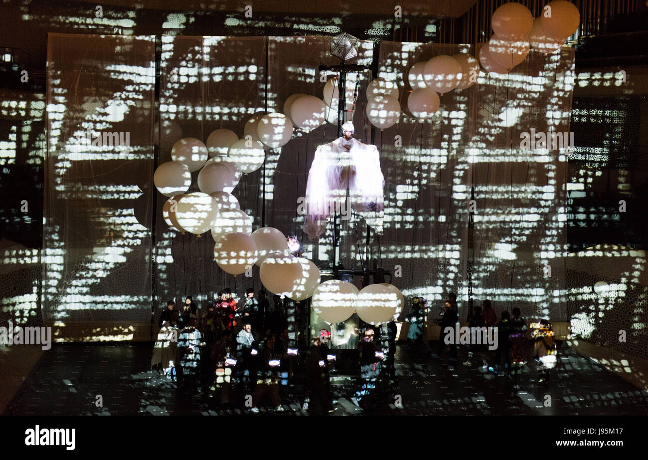 Hambourg, Allemagne. 4 juin, 2017. Les artistes interprètes ou exécutants sur scène lors d'une répétition de Joseph Haydn's 'La création' dans l'Elbphilharmonie à Hambourg, Allemagne, 4 juin 2017. Le groupe Catalan La Fura dels Baus est l'exécution de la pièce, un mélange de musique et de théâtre, sur le 5 juin 2017. Photo : Christophe Gateau/dpa/Alamy Live News Banque D'Images