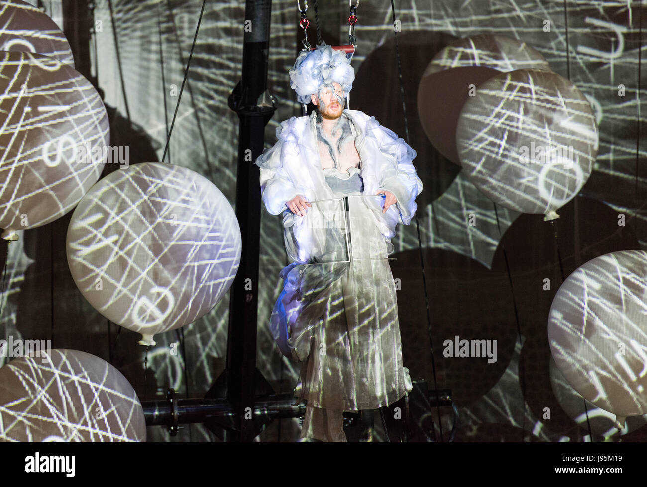 Hambourg, Allemagne. 4 juin, 2017. Les artistes interprètes ou exécutants sur scène lors d'une répétition de Joseph Haydn's 'La création' dans l'Elbphilharmonie à Hambourg, Allemagne, 4 juin 2017. Le groupe Catalan La Fura dels Baus est l'exécution de la pièce, un mélange de musique et de théâtre, sur le 5 juin 2017. Photo : Christophe Gateau/dpa/Alamy Live News Banque D'Images
