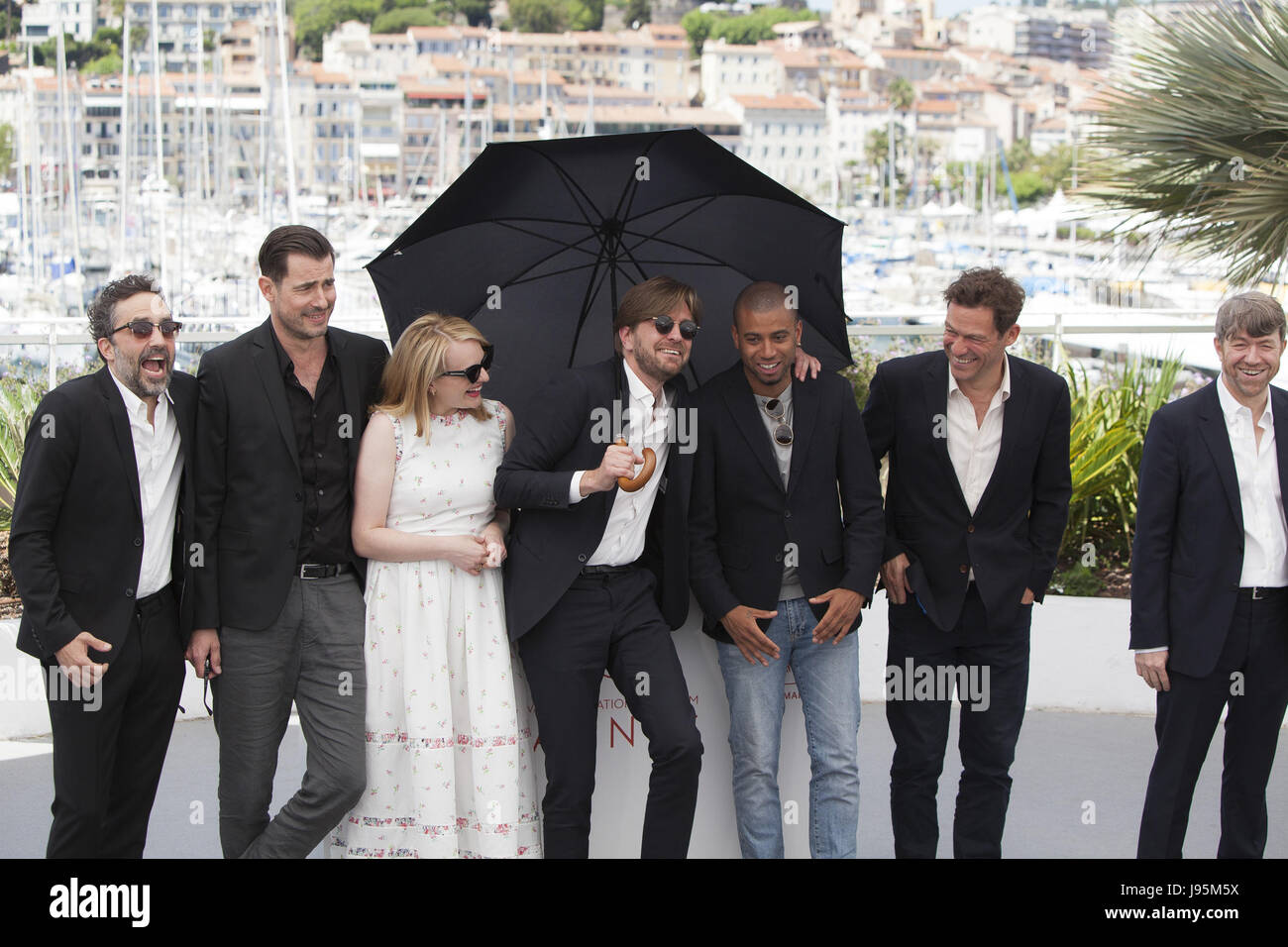 CANNES, FRANCE - 20 MAI : Producteur Erik Hemmendorff, acteurs Claes Bang, Elisabeth Moss, directeur Ruben Ostlund, acteurs Christopher Laesso, Dominic West et un invité assister à la 'The Square' photocall annuel lors de la 70e édition du Festival de Cannes au Palais des Festivals le 20 mai 2017 à Cannes, France. Laurent Koffel/Alamy Live News Banque D'Images