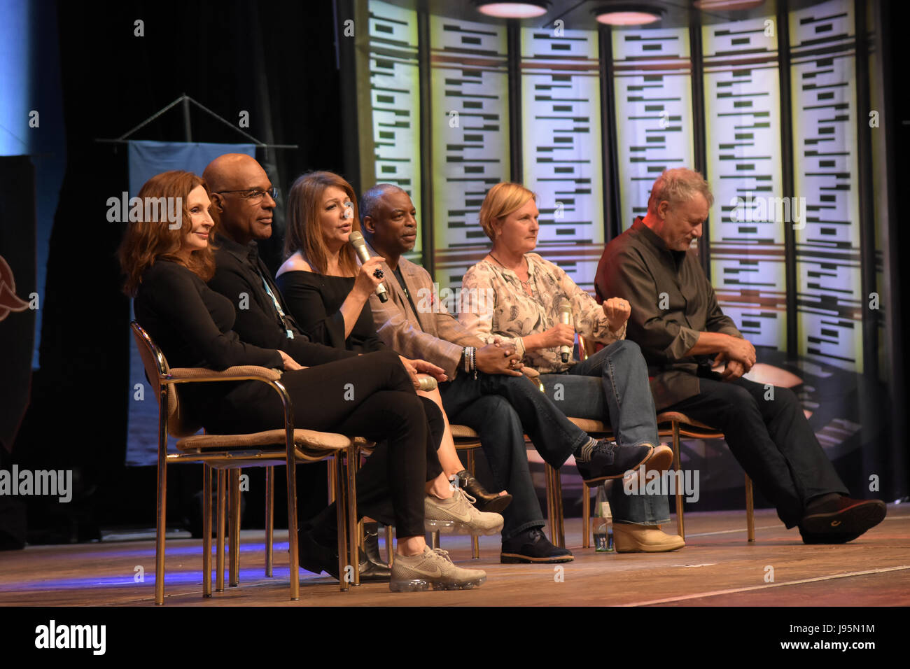 Bonn, Allemagne. 4 juin, 2017. Star Trek : La nouvelle génération de bord à la FedCon 26. de g à d : Gates McFadden, Michael Dorn, Marina Sirtis, LeVar Burton, Denise Crosby, John de Lancie. La FedCon 26, la plus grande Convention de Star Trek, invite des célébrités et fans de se rencontrer dans des séances de signature et de panneaux. La FedCon 26 juin 2017 a eu lieu de 2 à 5. Photo : Markus Wissmann/Alamy Live News Banque D'Images