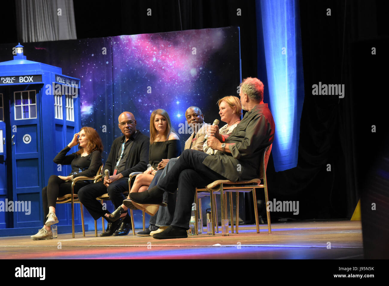 Bonn, Allemagne. 4 juin, 2017. Star Trek : La nouvelle génération de bord à la FedCon 26. de g à d : Gates McFadden, Michael Dorn, Marina Sirtis, LeVar Burton, Denise Crosby, John de Lancie. La FedCon 26, la plus grande Convention de Star Trek, invite des célébrités et fans de se rencontrer dans des séances de signature et de panneaux. La FedCon 26 juin 2017 a eu lieu de 2 à 5. Photo : Markus Wissmann/Alamy Live News Banque D'Images