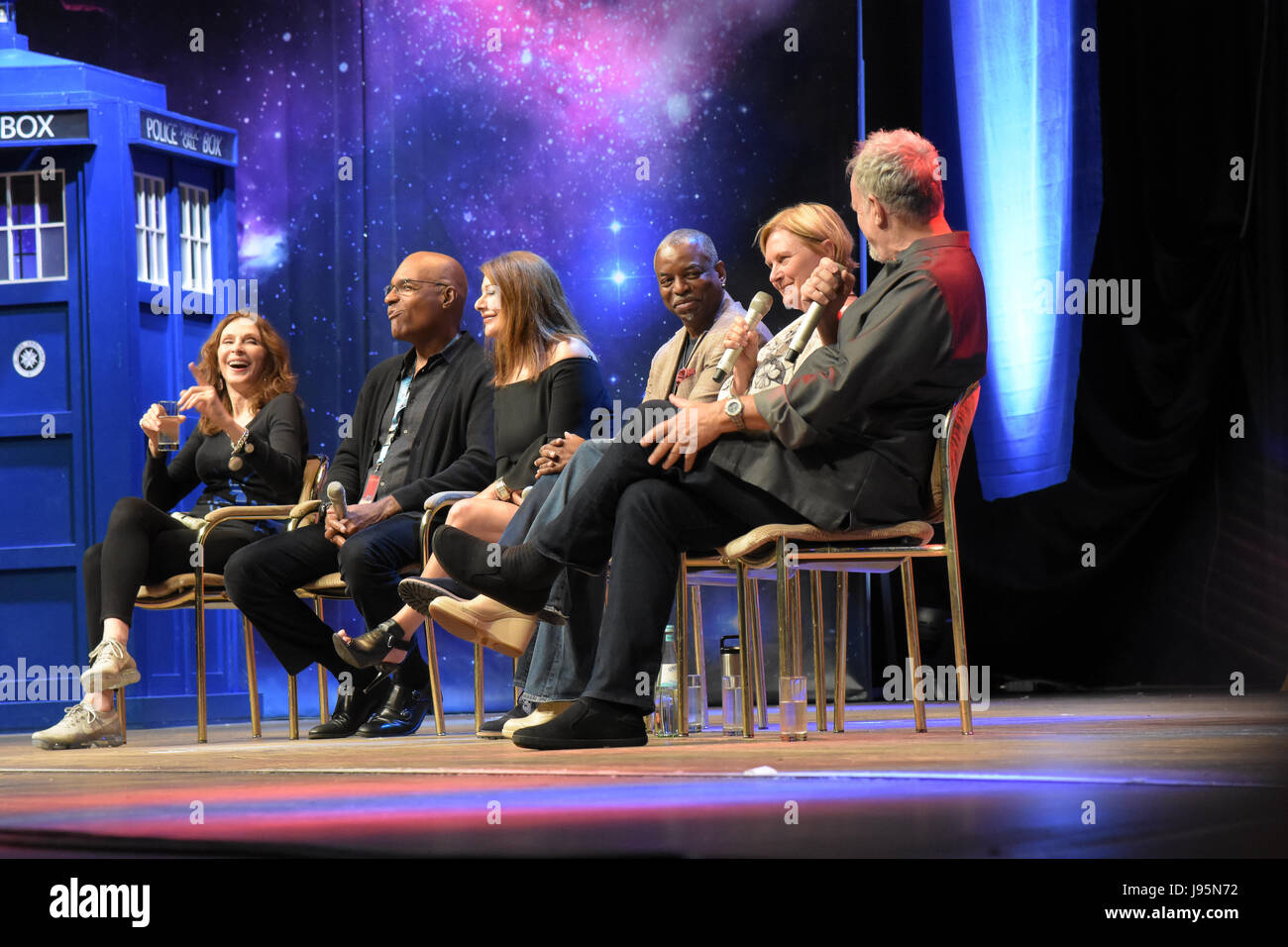 Bonn, Allemagne. 4 juin, 2017. Star Trek : La nouvelle génération de bord à la FedCon 26. de g à d : Gates McFadden, Michael Dorn, Marina Sirtis, LeVar Burton, Denise Crosby, John de Lancie. La FedCon 26, la plus grande Convention de Star Trek, invite des célébrités et fans de se rencontrer dans des séances de signature et de panneaux. La FedCon 26 juin 2017 a eu lieu de 2 à 5. Photo : Markus Wissmann/Alamy Live News Banque D'Images