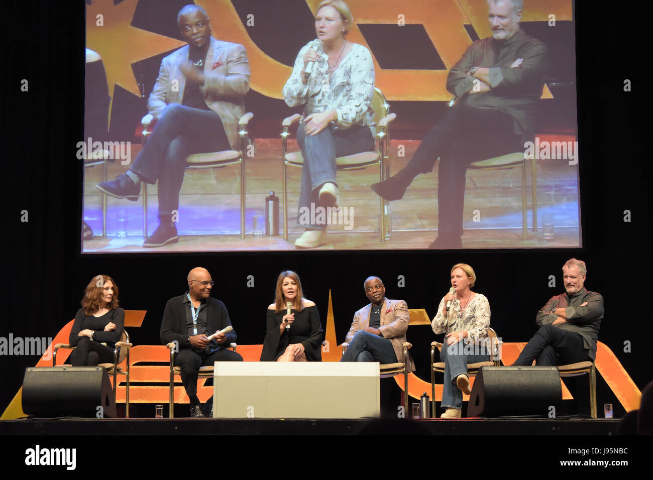 Bonn, Allemagne. 4 juin, 2017. Star Trek : La nouvelle génération de bord à la FedCon 26. de g à d : Gates McFadden, Michael Dorn, Marina Sirtis, LeVar Burton, Denise Crosby, John de Lancie. La FedCon 26, la plus grande Convention de Star Trek, invite des célébrités et fans de se rencontrer dans des séances de signature et de panneaux. La FedCon 26 juin 2017 a eu lieu de 2 à 5. Photo : Markus Wissmann/Alamy Live News Banque D'Images