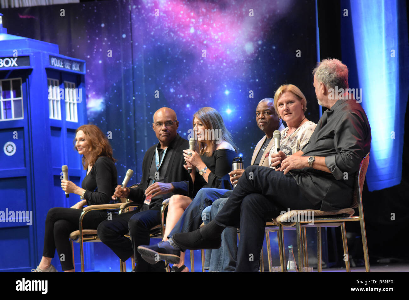 Bonn, Allemagne. 4 juin, 2017. Star Trek : La nouvelle génération de bord à la FedCon 26. de g à d : Gates McFadden, Michael Dorn, Marina Sirtis, LeVar Burton, Denise Crosby, John de Lancie. La FedCon 26, la plus grande Convention de Star Trek, invite des célébrités et fans de se rencontrer dans des séances de signature et de panneaux. La FedCon 26 juin 2017 a eu lieu de 2 à 5. Photo : Markus Wissmann/Alamy Live News Banque D'Images