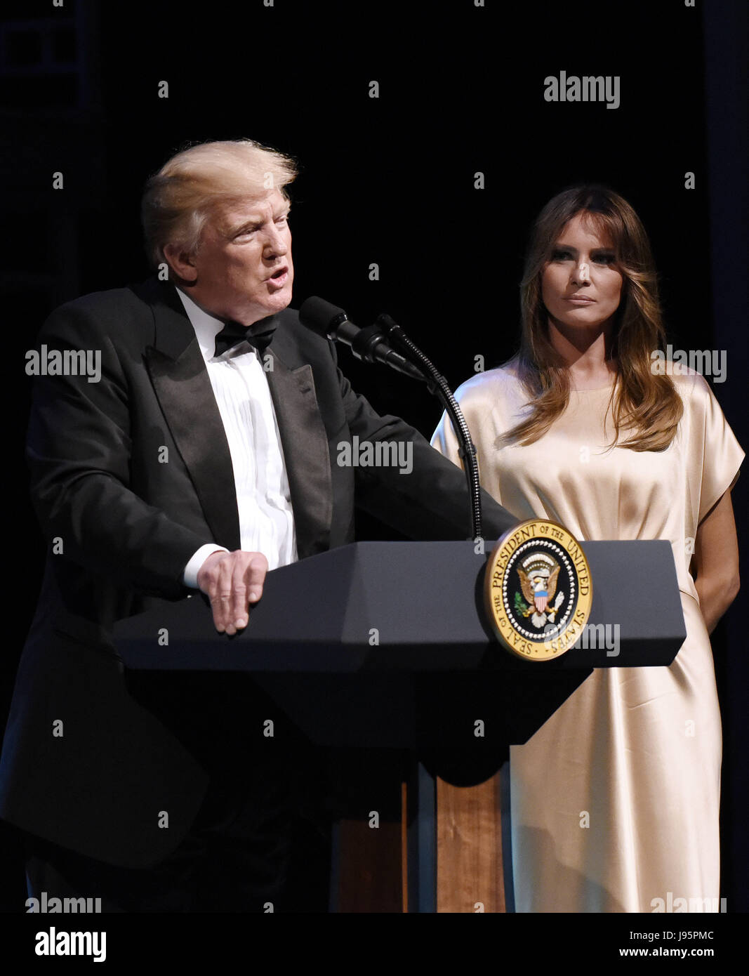 Washington, USA. Jun, 2017 4. Le Président des Etats-Unis, Donald J. Trump parle durant le gala annuel au Ford's Theater à l'honneur le président Abraham Lincoln's Legacy, le 4 juin 2017 à Washington, DC. À la droite est la première dame Melania Trump. Credit : MediaPunch Inc/Alamy Live News Banque D'Images