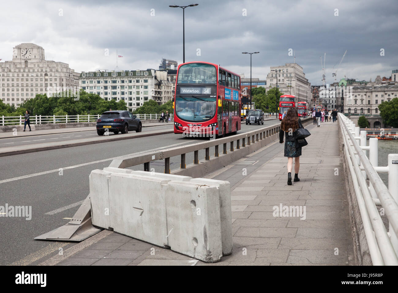 Londres, Royaume-Uni. 5 juin, 2017. L'augmentation des mesures de sécurité pour les ponts sur la Tamise ont été annoncés aujourd'hui après une réunion d'urgence Cobra après les attentats de Londres et de Westminster sur les ponts. Ces barrières ont été installées sur le pont de Waterloo. Credit : Mark Kerrison/Alamy Live News Banque D'Images