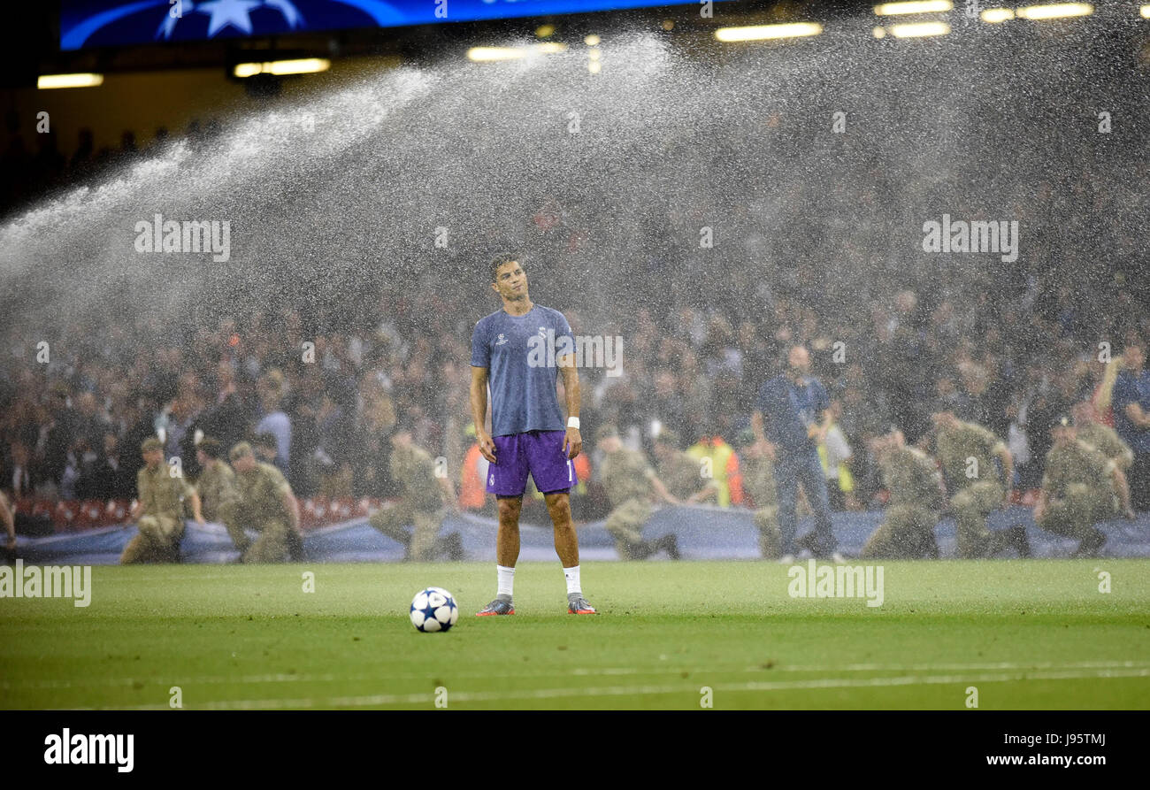 Cardiff, Royaume-Uni. 06Th Juin, 2017. Cristiano Ronaldo du Real Madrid obtient un trempage durant le réchauffage avant la finale de la Ligue des Champions entre la Juventus et le Real Madrid au Stade National du Pays de Galles à Cardiff : Crédit : Phil Rees/Alamy Live News (usage éditorial uniquement) Banque D'Images