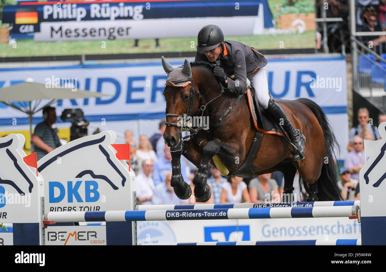 Wiesbaden, Allemagne. 5 juin, 2017. Philippe Rueping équitation Messenger à venir deuxième dans le concours de saut à l'Assemblée Internationales Pfingstturnier Wiesbaden à Wiesbaden, Allemagne, 5 juin 2017. Photo : Andreas Arnold/dpa/Alamy Live News Banque D'Images