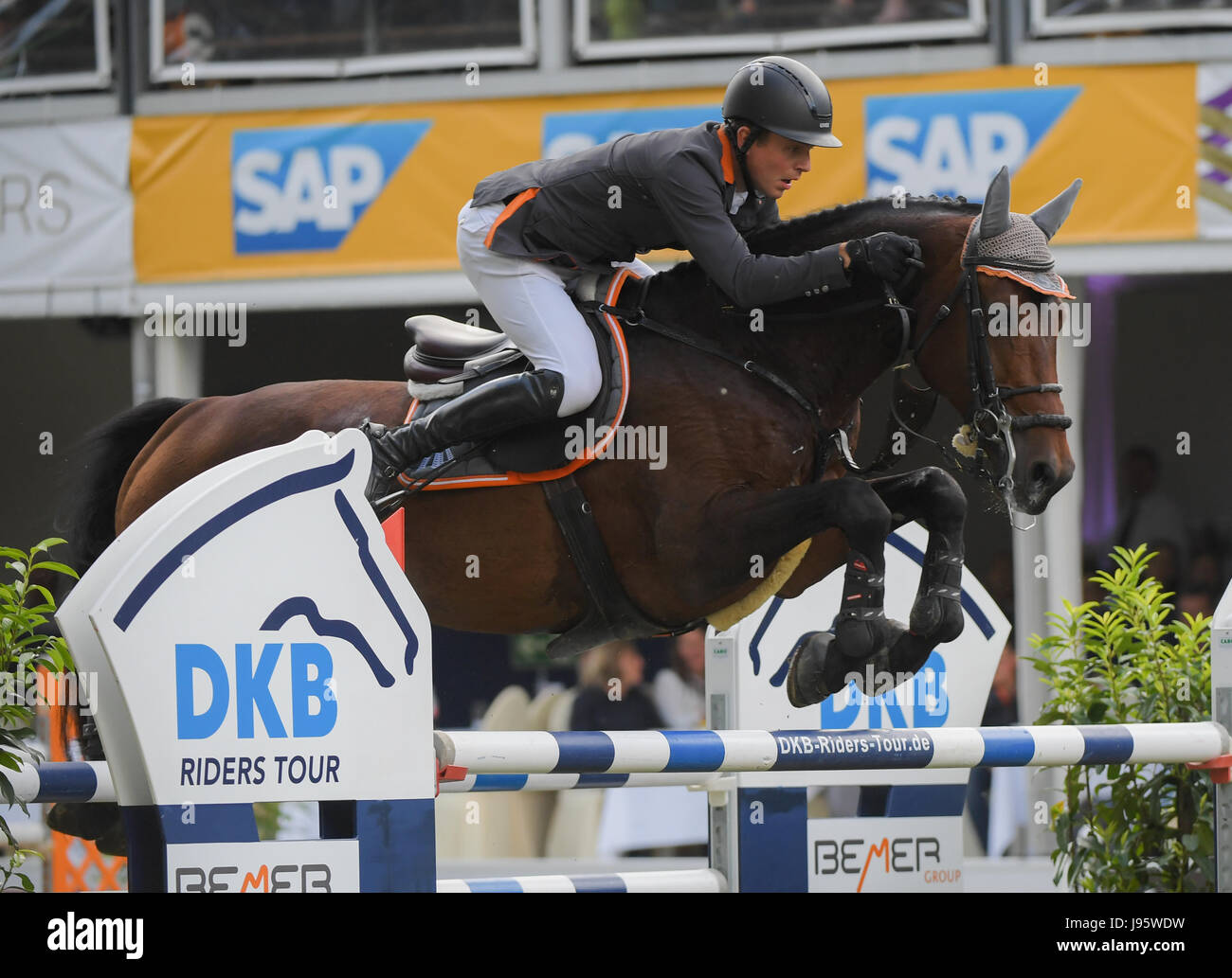 Wiesbaden, Allemagne. 5 juin, 2017. Philippe Rueping équitation Messenger à venir deuxième dans le concours de saut à l'Assemblée Internationales Pfingstturnier Wiesbaden à Wiesbaden, Allemagne, 5 juin 2017. Photo : Andreas Arnold/dpa/Alamy Live News Banque D'Images