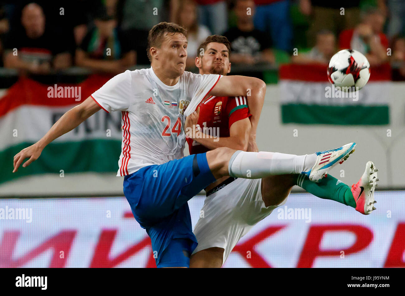 Budapest, Hongrie. Le 05 juin, 2017. BUDAPEST, HONGRIE - 5 juin : Barnabas Bese (R) de la Hongrie se bat pour la balle avec Aleksandr Bukharov # 24 de la Russie durant la match amical entre la Hongrie et la Russie à Groupama Arena le 5 juin 2017 à Budapest, Hongrie. Credit : Laszlo Szirtesi/Alamy Live News Banque D'Images