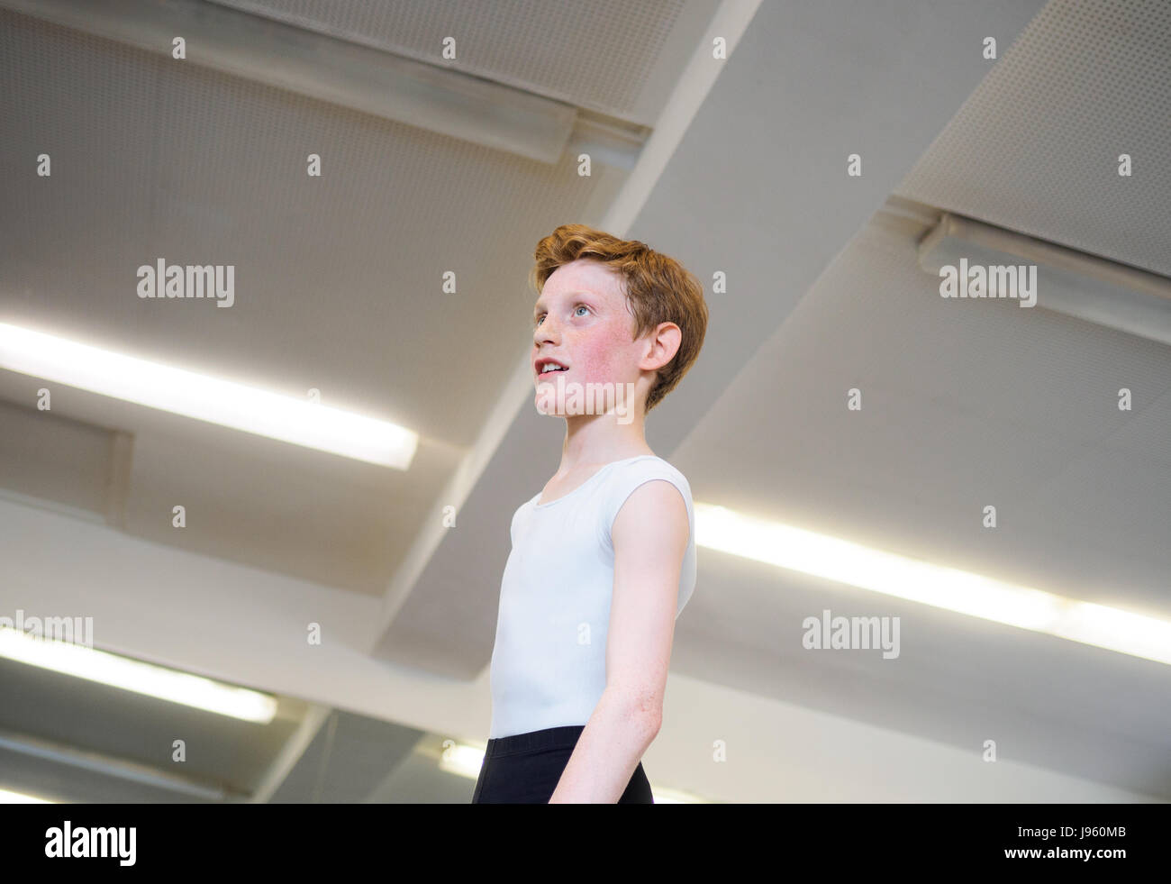 Coburg, Allemagne. 18 mai, 2017. 13-year-old Lucas van Rensburg assiste à une classe de ballet avec plusieurs filles dans les am Ketschentor Ballettstudio (lit. ballet studio à Ketschentor Gate) à Coburg, Allemagne, 18 mai 2017. Photo : Nicolas Armer/dpa/Alamy Live News Banque D'Images