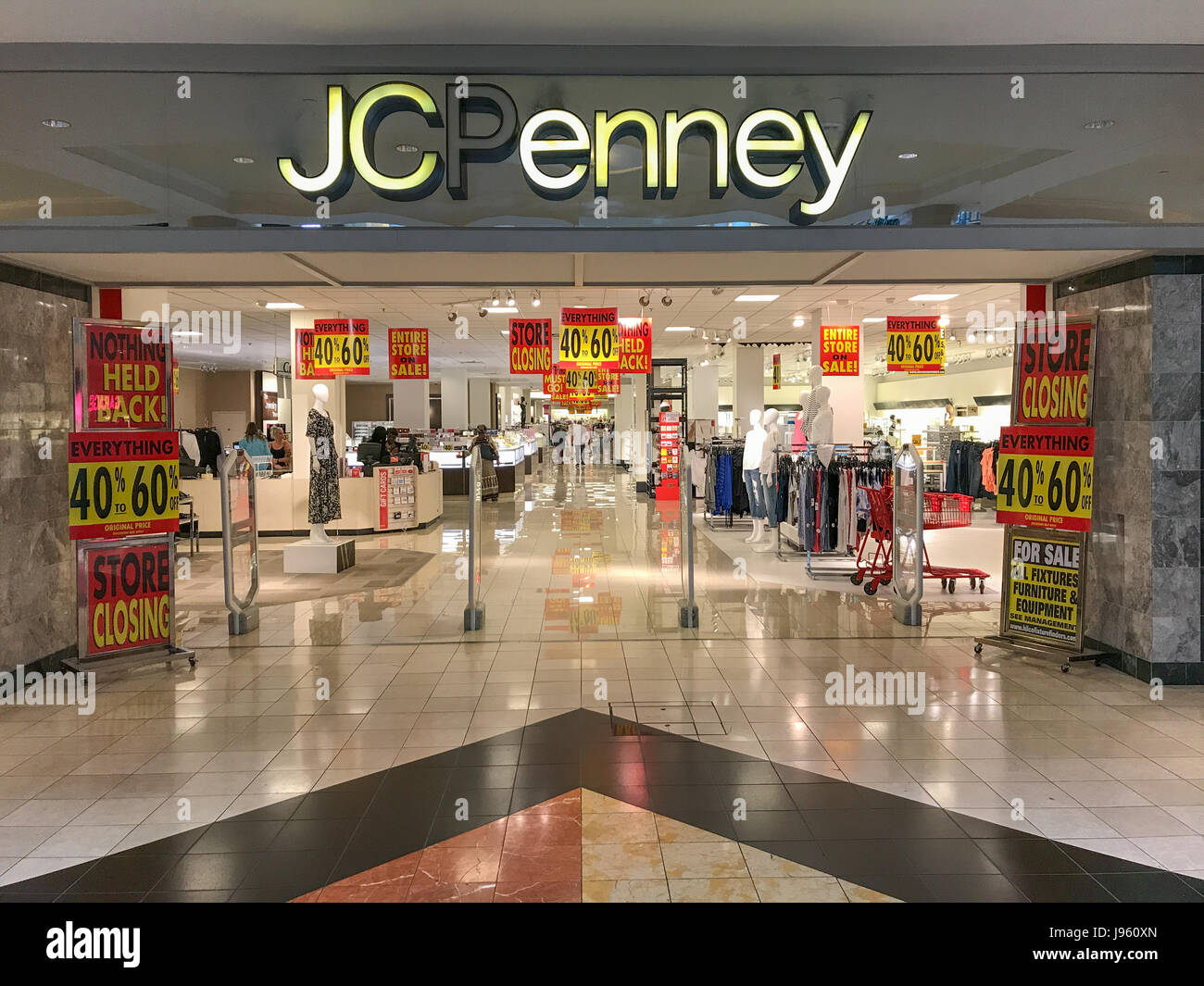 New York, USA. Le 05 juin, 2017. Chercher des acheteurs affaires au JC Penney emplacement de vente au détail dans le King of Prussia Mall Crédit : Don Mennig/Alamy Live News Banque D'Images
