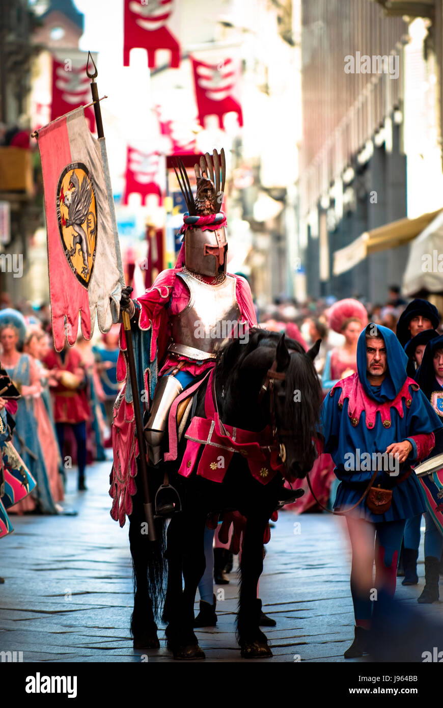 Dans l'équitation chevalier défilé historique Banque D'Images