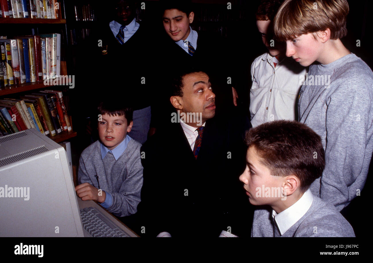 Paul Boateng à Wembley, Brent avant les élections. Paul Yaw Boateng, Baron Boateng (né le 14 juin 1951) est un membre du parti travailliste britannique, qui était le membre du Parlement (MP) de Brant au Sud de 1987 à 2005, devenant la première britannique de race mixte Ministre du Cabinet en mai 2002, lorsqu'il a été nommé Secrétaire en chef au Trésor. Après son départ de la Chambre des communes, il a été Haut Commissaire britannique à l'Afrique du Sud à partir de mars 2005 à mai 2009. Il a été introduit en tant que membre de la Chambre des Lords le 1 juillet 2010. nom : Date : Event : emplacement : Banque D'Images