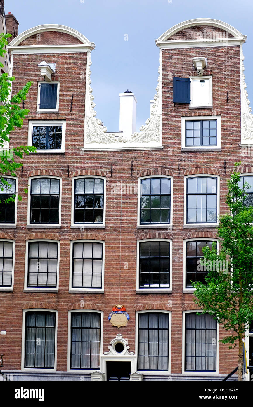 Un détail d'extrémités de pignon côté canal néerlandais de maisons à Amsterdam Banque D'Images