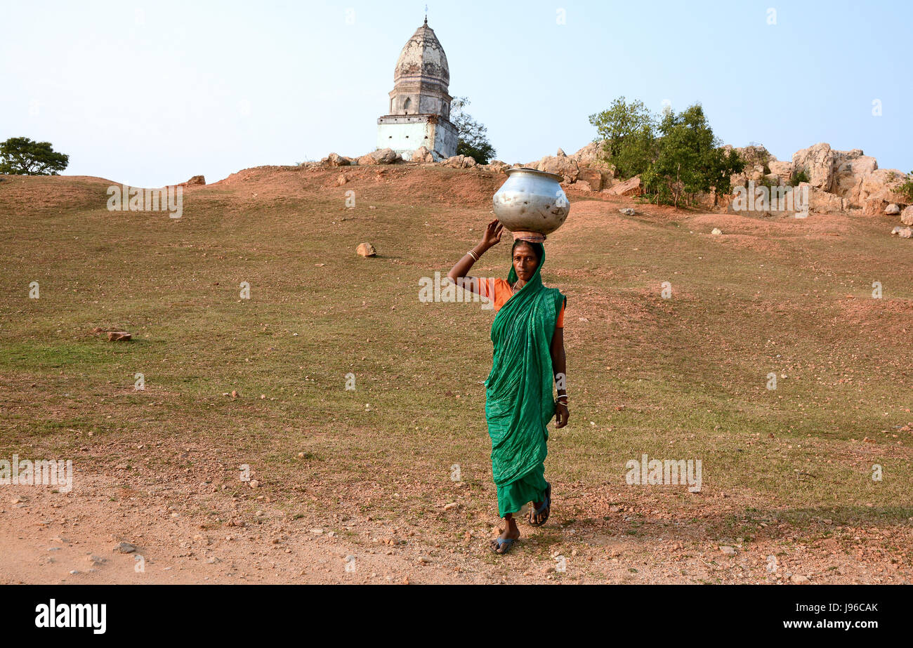 Style de vie rural Tribal - woman carrying pipkin de collecte de l'eau dans une région isolée de l'ouest du Bengale en Inde. Banque D'Images