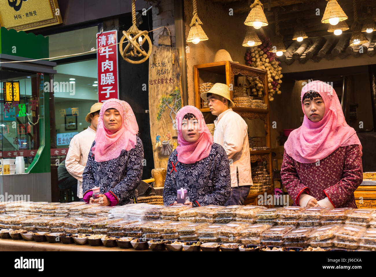 Les femmes vendent des bonbons, Street Food Market, le quartier musulman, Xi'an, province du Shaanxi, Chine Banque D'Images