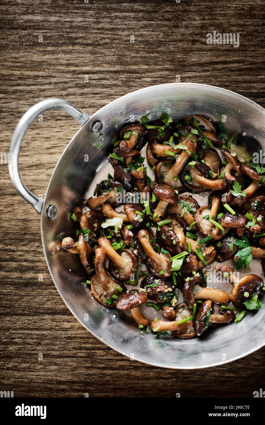 Poêlée de champignons shiitake en herbe à l'ail et l'huile d'olive tapas  Photo Stock - Alamy
