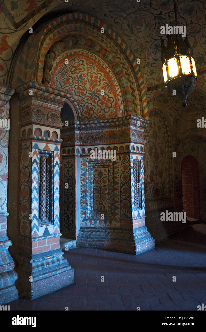 Moscou : lanterne et ornements floraux sur l'intérieur des galeries de la cathédrale de Saint Basil, la célèbre église orthodoxe de la Place Rouge Banque D'Images