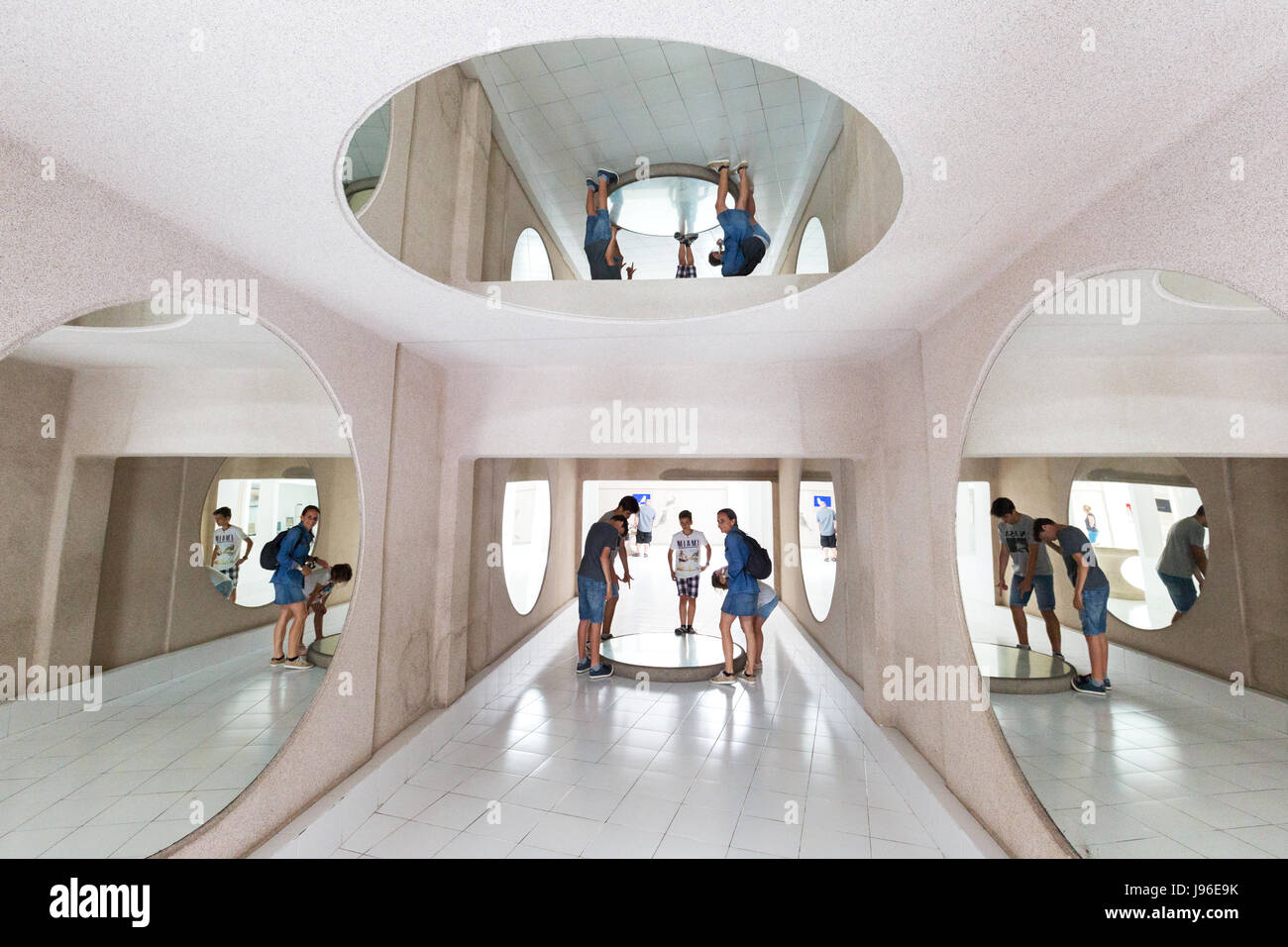 La galerie des glaces dans le Casa de los Volcanes ( le volcan House ), par l'artiste César Manrique, Jameos del Agua, Lanzarote, Canaries, l'Europe Banque D'Images