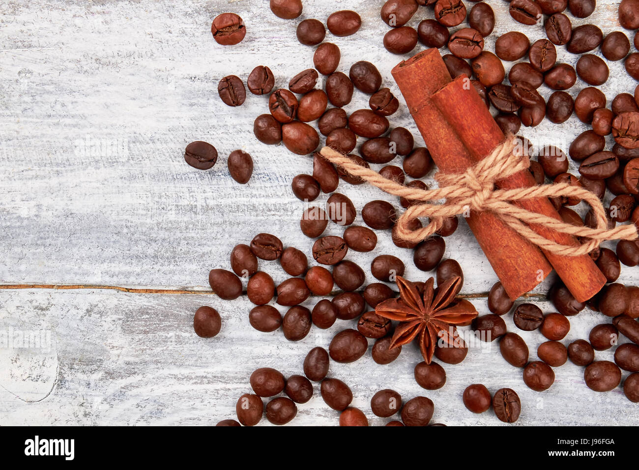Des grains de café sur fond de bois. Banque D'Images