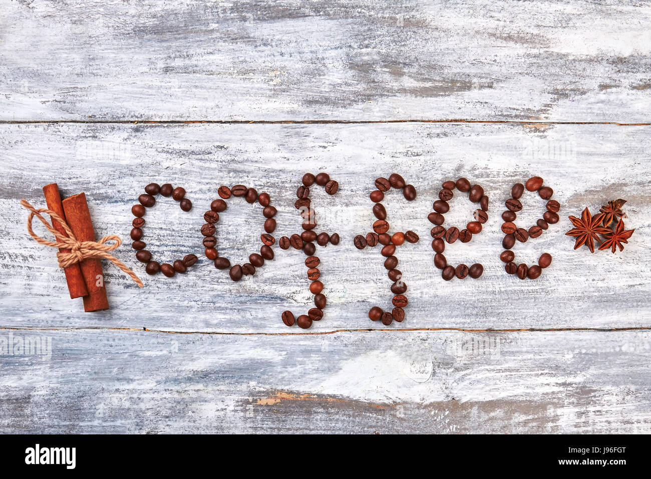 Le café, les épices sur fond de bois. Banque D'Images
