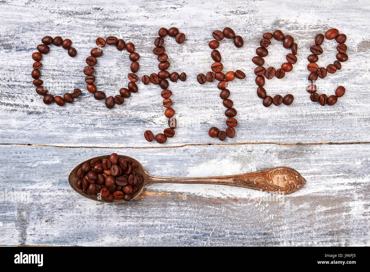 Des grains de café sur fond de bois. Banque D'Images