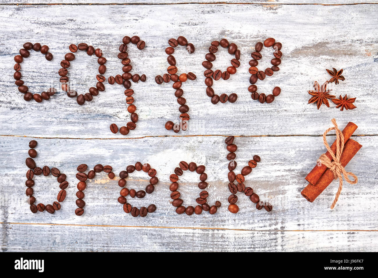 Les grains de café sur fond de bois. Banque D'Images